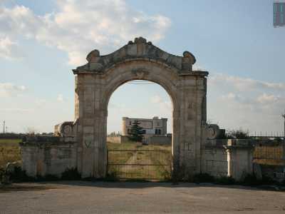 Arrivarci � semplice. Dal quartiere Loseto di Bari basta imboccare la strada provinciale 183 che dopo un paio di chilometri confluisce nella provinciale 21. A quel punto bisogna guidare solo per altri 500 metri e sulla destra apparir� un imponente arco a tutto sesto realizzato in tufo e sorretto da due possenti pilastri: � l�entrata del �castello�